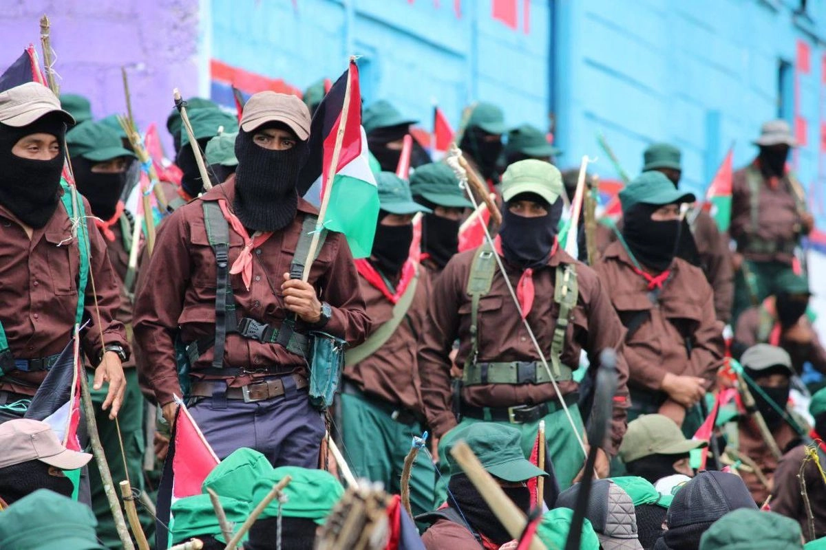 Todos portaron en la espalda un arco, lanzas de madera y la bandera con los colores negro, blanco y verde de Palestina en señal de apoyo y solidad con el pueblo de ese lugar.