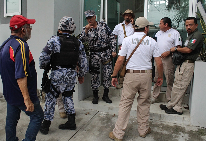 Agentes del INM (c) junto con elementos de la GN en imagen de archivo. Foto La Jornada Veracruz