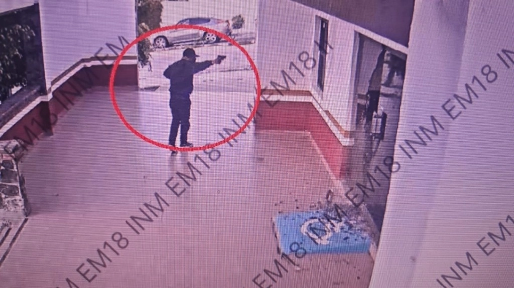 El ataque con arma de fuego en contra de las instalaciones de la estancia se dio la noche del 8 de abril y el momento fue captado por las cámaras de seguridad. Foto tomada de X.