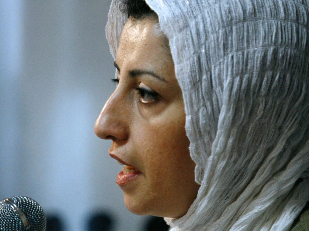 La activista iraní que defiende los derechos humanos de las mujeres, Narges Mohammadi, durante una reunión en Teherán, Irán, el 3 de julio de 2008. Foto Ap