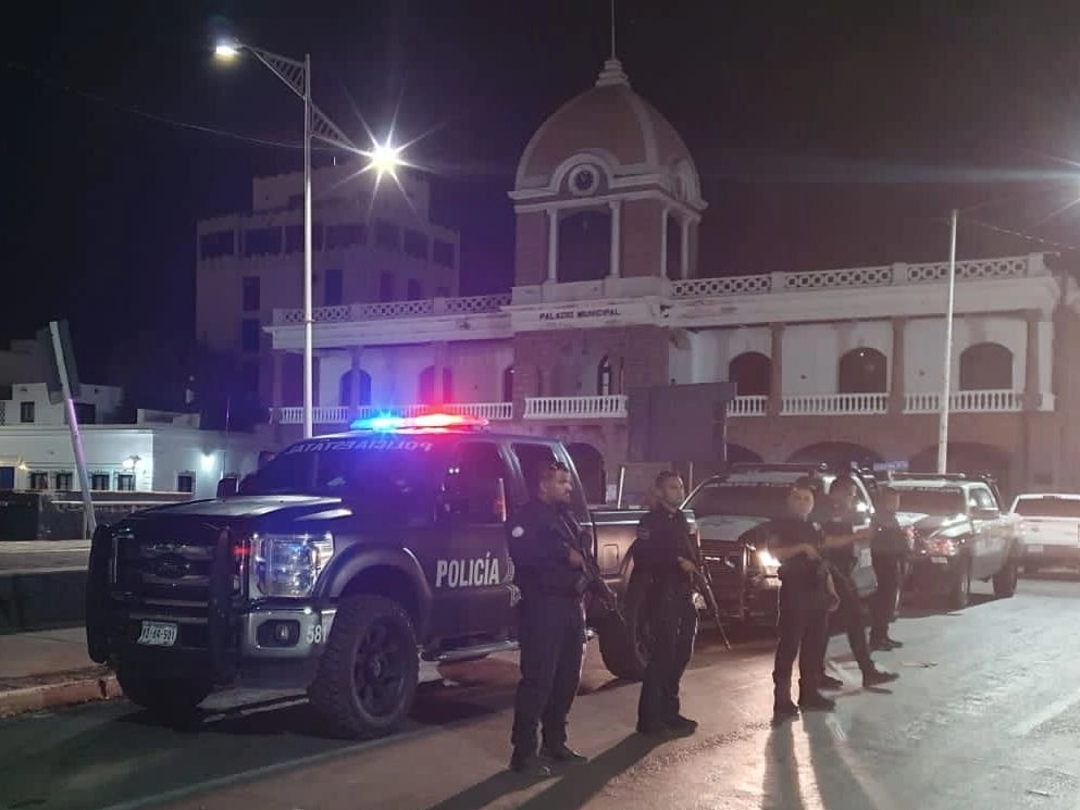 Policías en el centro de Guaymas.  Foto @SonoraSeguridad
