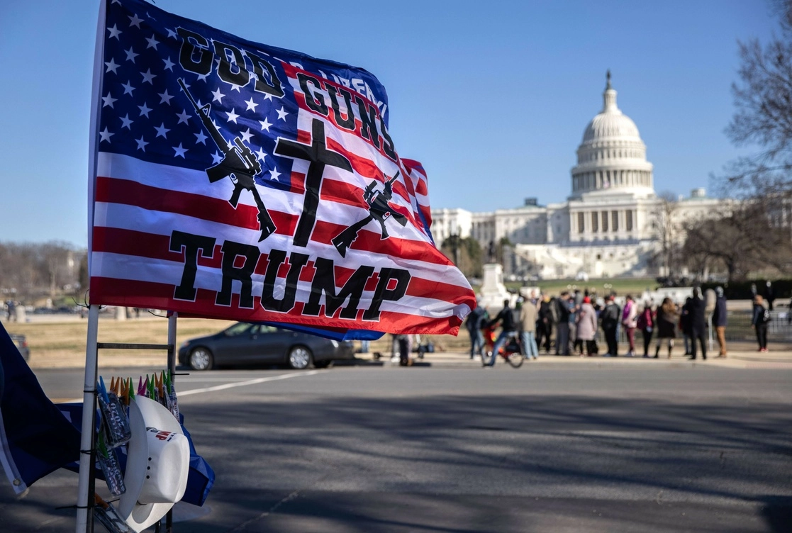 Venta de parafernalia pro Trump afuera del Capitolio de EU, un día después de la irrupción al Congreso. Foto Afp