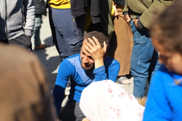 Un hombre llora a las afueras del Hospital Al-Shifa, en la Ciudad de Gaza tras el ataque. Foto Xinhua