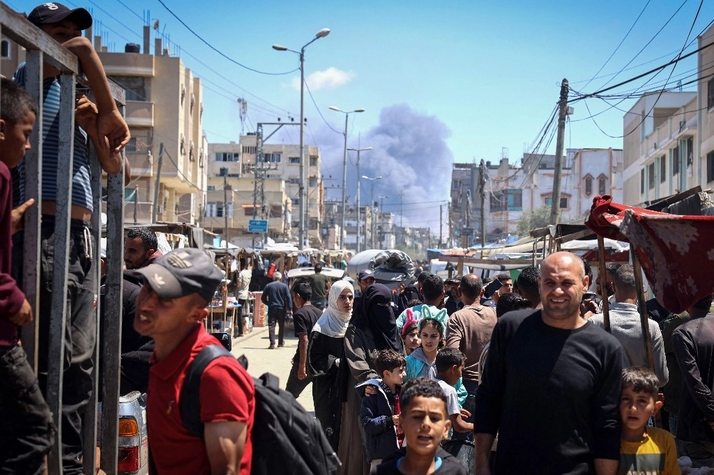Durante los bombardeos israelís en Rafah, al sur de la franja de Gaza, este martes. Foto Afp 