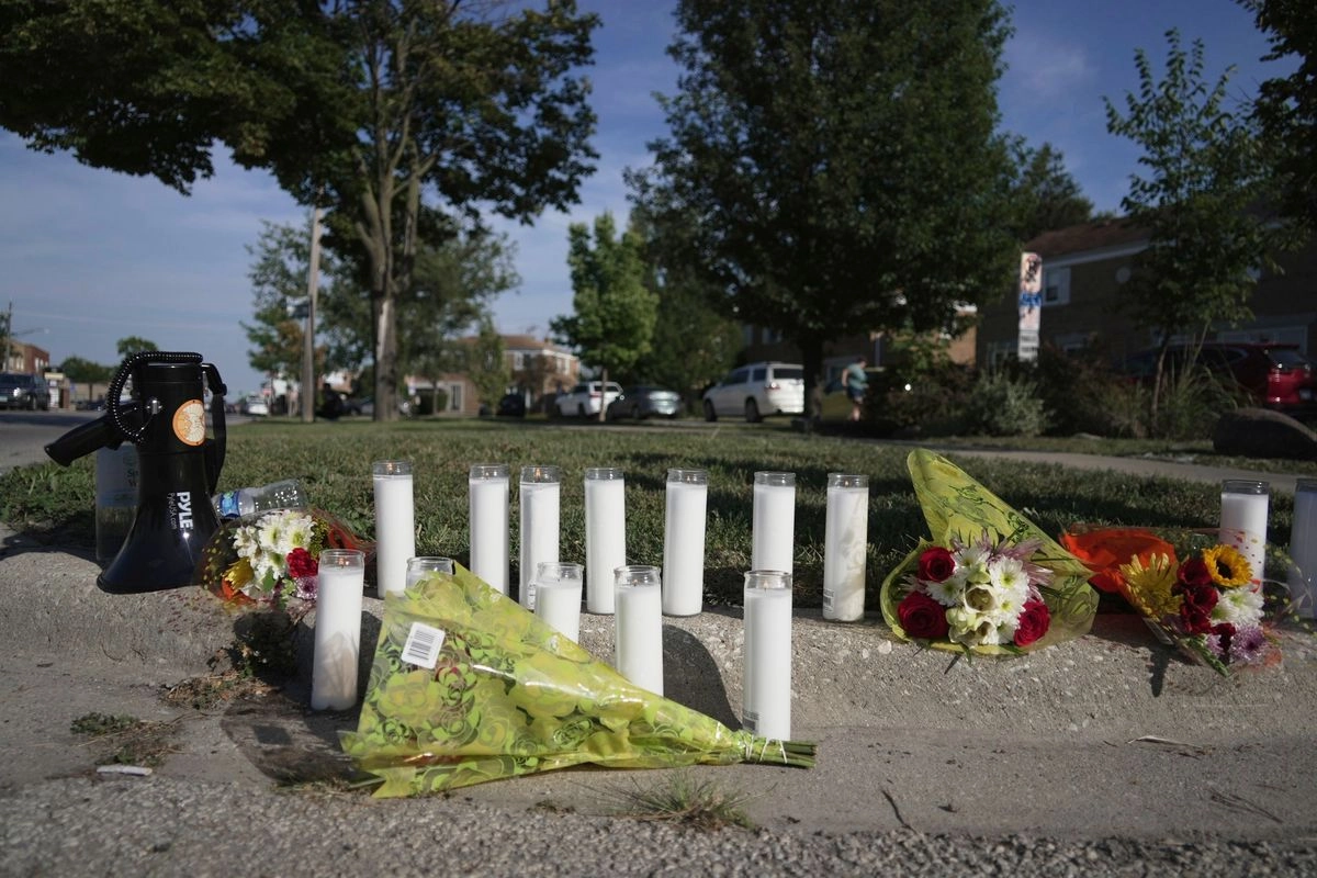 Velas y flores cerca del lugar donde falleció el migrante mexicano Silverio Villegas González tras recibir un disparo de un agente del ICE, durante un operativo a las afueras de Chicago, Illinois, el 12 de septiembre de 2025. Foto 