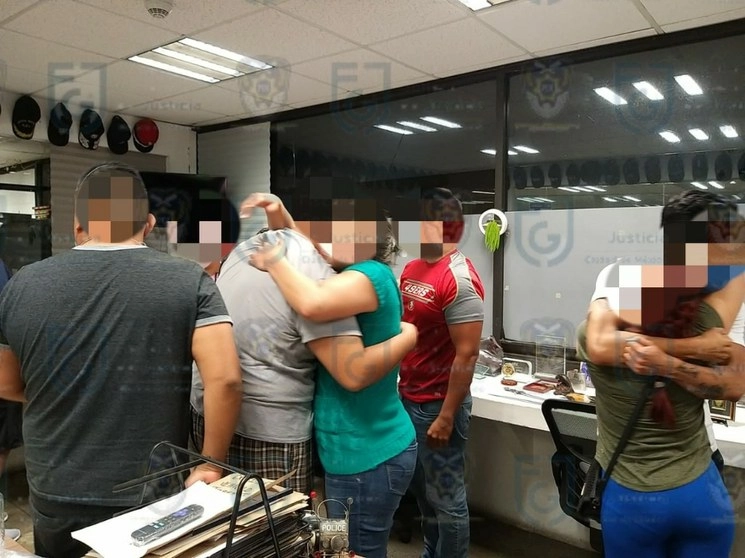 Familiares de los trabajadores de la salud secuestrados en Tacubaya el pasado martes, tras su liberación. Foto cortesía FGJCDMX