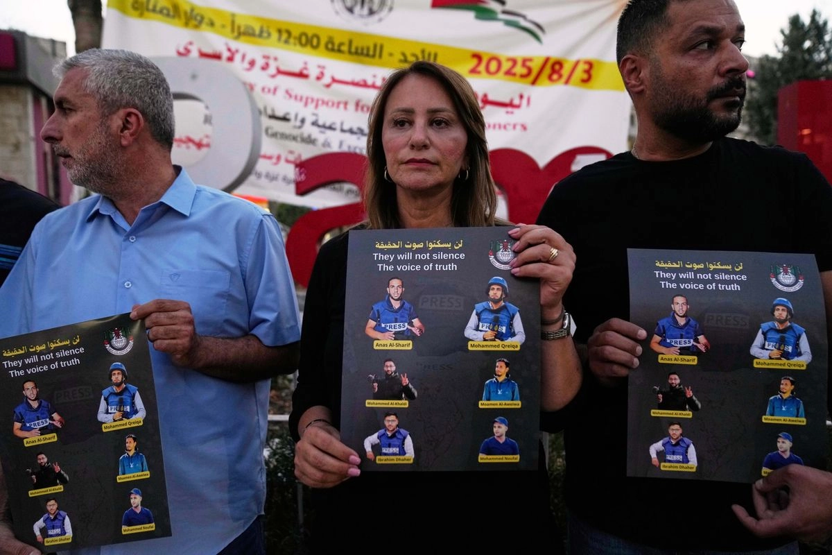 Periodistas muestran fotografías de colegas asesinados por las fuerzas israelíes en Gaza, durante una protesta en la ciudad de Ramallah, Cisjordania.