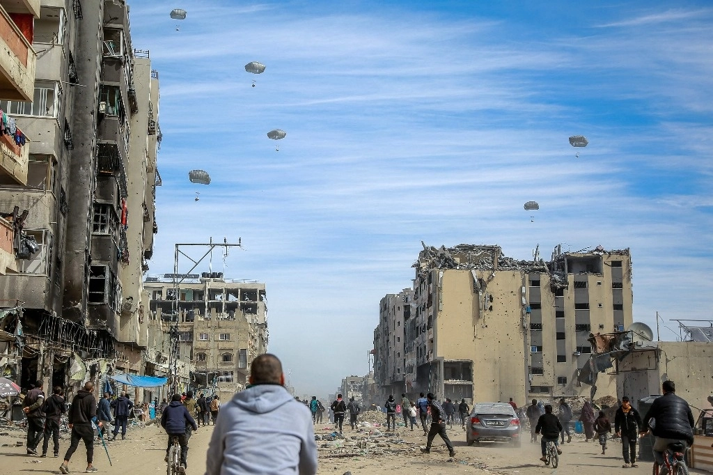 La comunidad internacional exigió que Tel Aviv investigue el ataque de sus soldados contra cientos de palestinos que se arremolinaban en torno a vehículos con suministros. China expresó estar profundamente conmocionada y censuró enérgicamente el asesinato. A la repulsa se sumaron Francia, Alemania, la Comisión y el Consejo Europeos e India. En la imagen, aviones jordanos lanzan paquetes de ayuda en la devastada ciudad de Gaza. Foto Afp