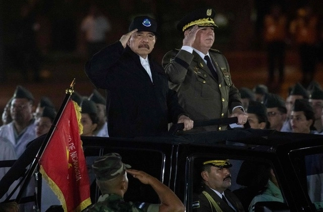 El presidente de Nicaragua,  Daniel Ortega (c,izq) y el general del Ejército, Julio Avilés (c,der) en imagen de archivo. Foto Afp