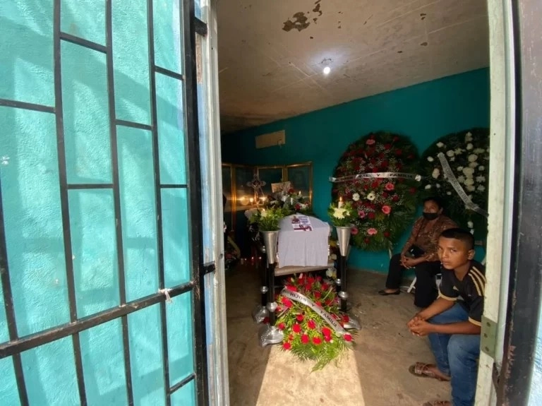 Los restos de Rosario Lilián Rodríguez, integrante del colectivo Corazones sin Justicia, fueron velados ayer por familiares y amigos en su domicilio, ubicado en el poblado de La Cruz, municipio de Elota. Foto tomada del Twitter de @Encontrarles
