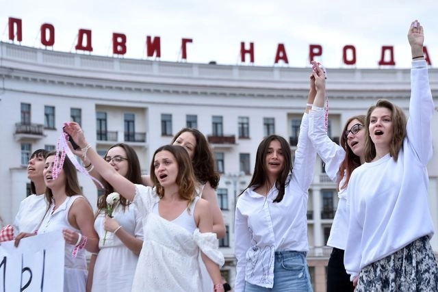 Mujeres vestidas de blanco protestan contra la represión policiaca en Minsk, Bielorrusia. Foto Afp