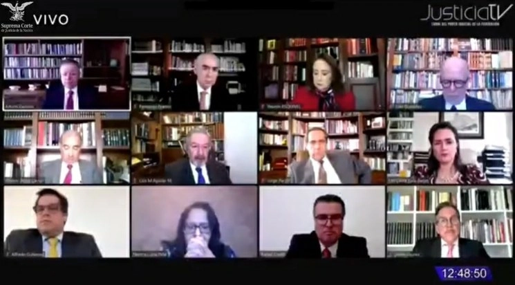 Momento en el que el ministro Zaldívar interrumpió la sesión del Pleno para informar del doble asesinato. Imagen tomada de la transmisión en vivo a través de YouTube 