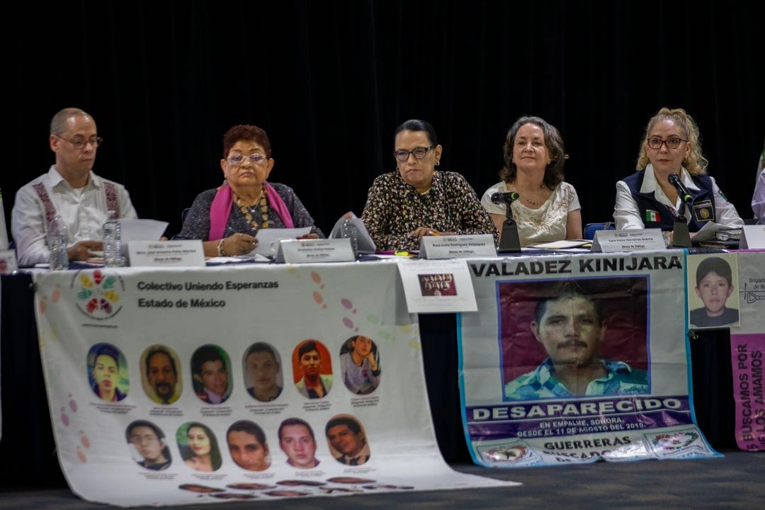 La secretaria de Gobernación, Rosa Icela Rodríguez (al centro) realizó este jueves la quinta jornada de diálogo con familias buscadoras. Foto