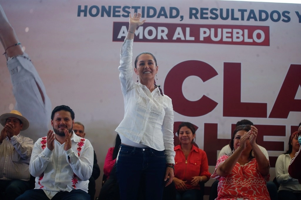 La precandidata por Morena a la Presidencia de la República, Claudia Sheinbaum, durante un acto en la cancha de beisbol de la Utopía Meyehualco, en la alcaldía Iztapalapa, en la Ciudad de México, el 26 de noviembre de 2023. Foto Cristina Rodríguez