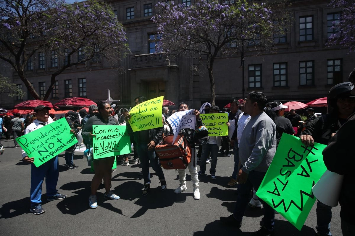 Trabajadores de plataforma digitales (Uber) se concentraron fuera de la SCJN para exigir alto al impuesto de reparto. Foto