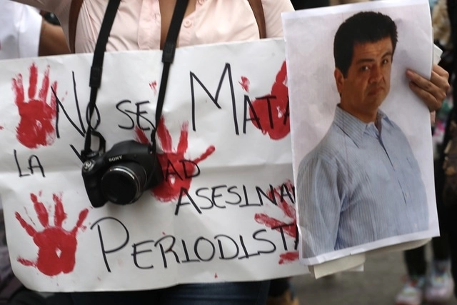 Periodistas durante una protesta contra la violencia hacia el gremio en la CDMX. Foto Luis Castillo