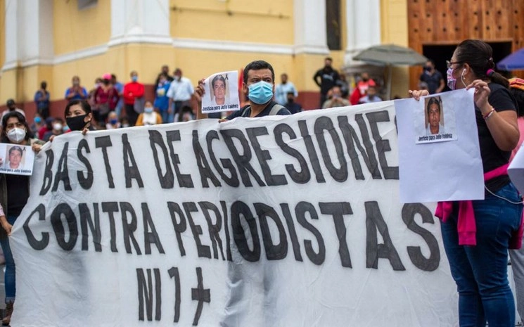 Periodistas se manifestaron frente al Palacio de Gobierno de Xalapa para exigir justicia por el asesinato del reportero Julio Valdivia, en Veracruz, el 10 de septiembre de 2020. Foto Sergio Hernández Vega