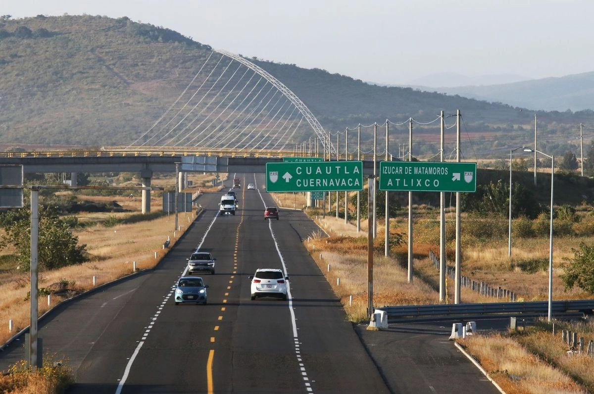 La FGR informó que un integrante de una pandilla dedicada al robo de vehículos del servicio de autotransporte en las carreteras fue sentenciado a 50 años de prisión. Foto 