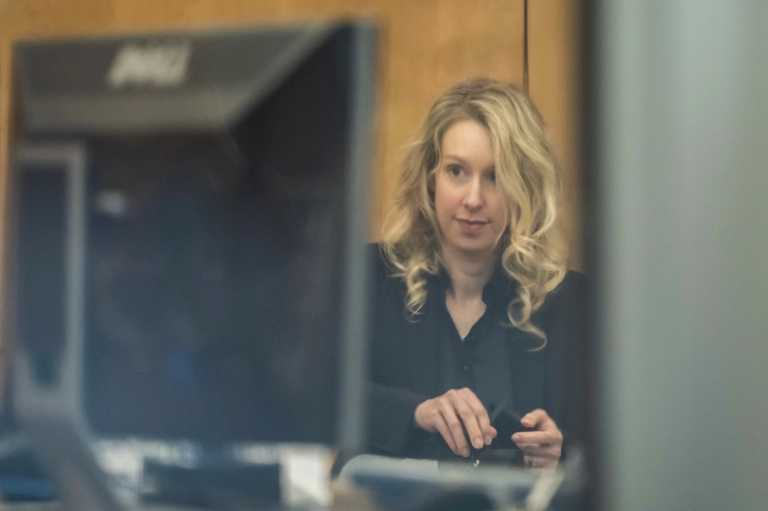 Elizabeth Holmes, fundadora de Theranos deberá entregarse a las autoridades para cumplir su sentencia hasta el 27 de abril de 2022. Foto Ap 