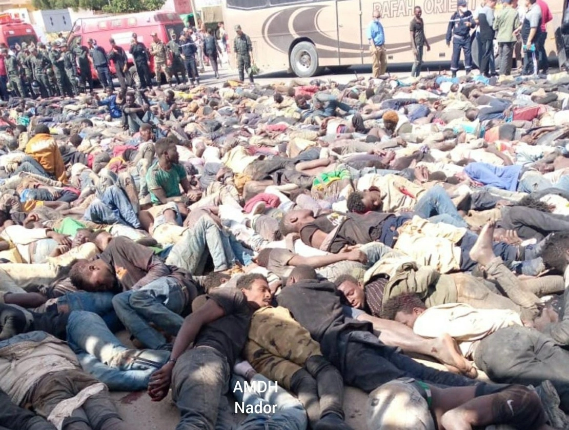 Migrantes subsaharianos amontonados tras los enfrentamientos con la Policía de Marruecos durante un intento de salto de la valle de Melilla, el 26 de junio de 2022. Foto Europa Press