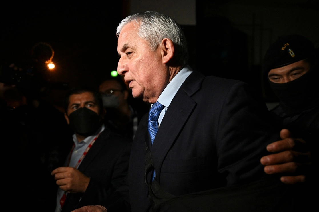 Otto Pérez, general y ex presidente de Guatemala, fue condenado a 16 años de prisión. En la imagen, a su salida de la corte tras escuchar su sentencia, en la capital del país centroamericano, el 7 de diciembre de 2022. Foto Afp