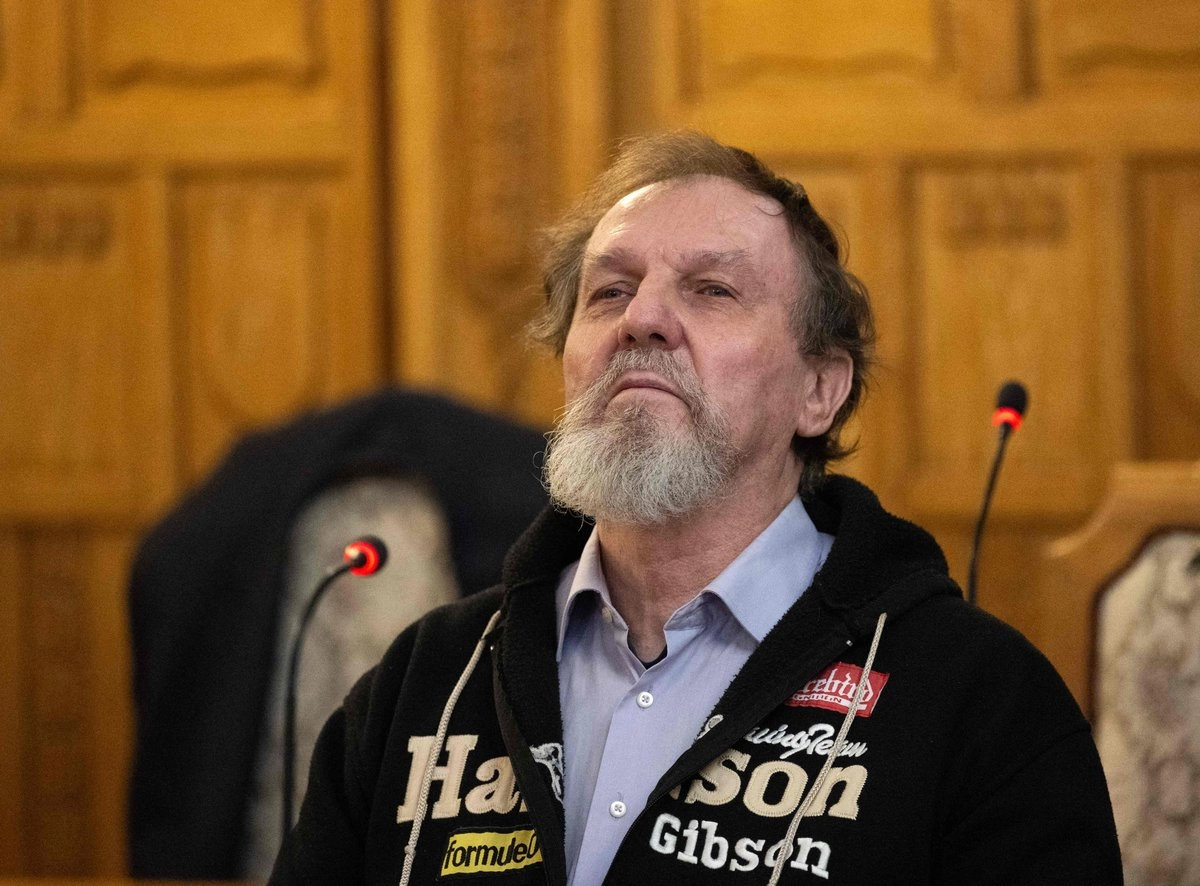 Juraj Cintula, de 72 años, se encuentra en la sala del tribunal en Banska Bystrica, Eslovaquia central, para el veredicto y la sentencia de su juicio, el 21 de octubre de 2025.