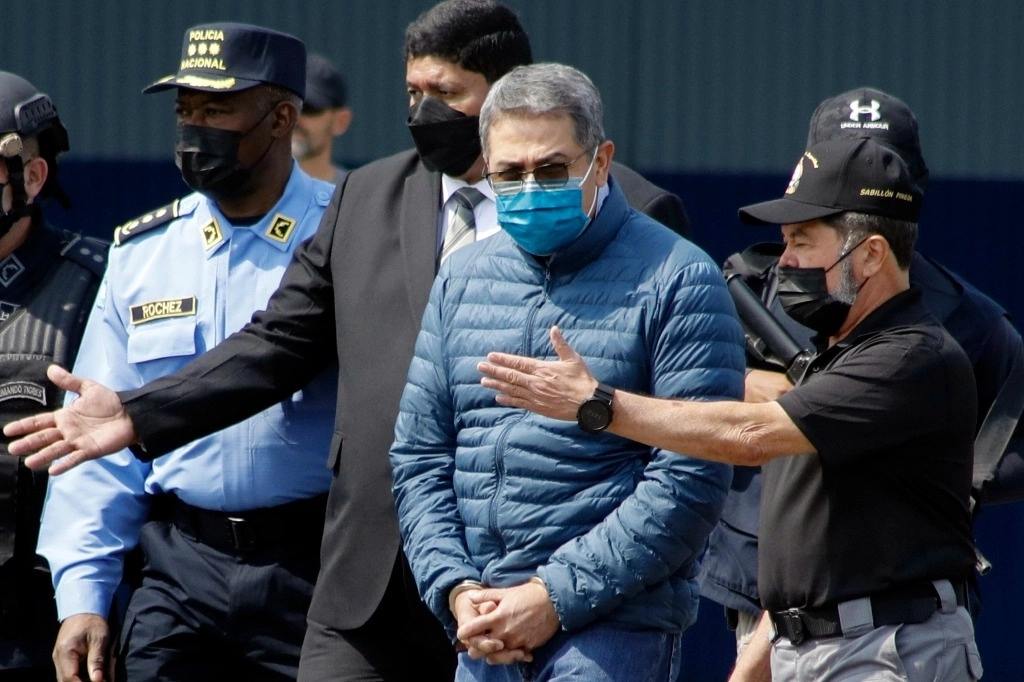 Juan Orlando Hernández, ex presidente de Honduras, fue sentenciado a 45 años de cárcel por conspirar para importar droga hacia EU. Foto Ap