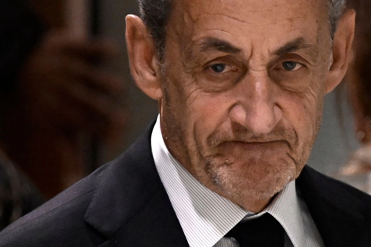 "Si lo que quieren es que duerma en la cárcel, dormiré en la cárcel, pero con la cabeza alta", dijo el ex presidente francés, Nicolas Sarkozy, a su salida del tribunal y tras ser declarado culpable de conspiración criminal por sus negocios con Libia. Foto 