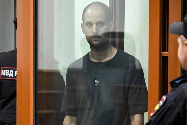 De acuerdo con sus abogados, el periodista negó los cargos y se declaró inocente en la primera sesión del juicio en su contra. Foto Afp