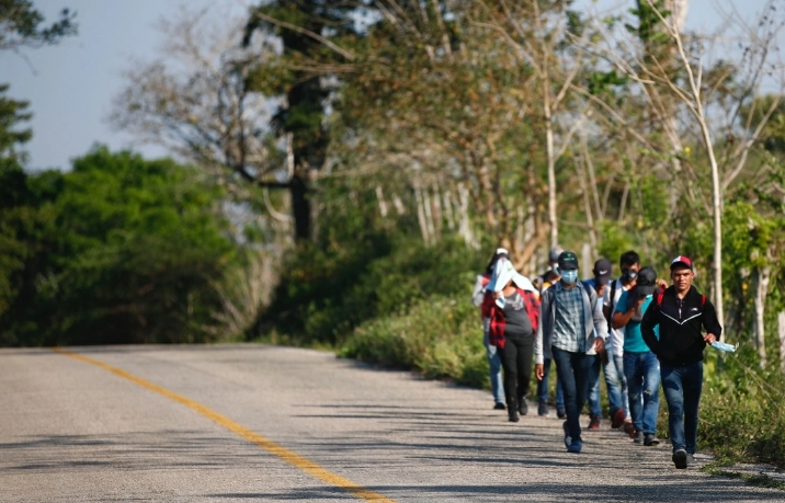 Migrantes caminan por la carretera que comunica la Frontera Corozal con Palenque a Chiapas. Foto Víctor Camacho/ archivo