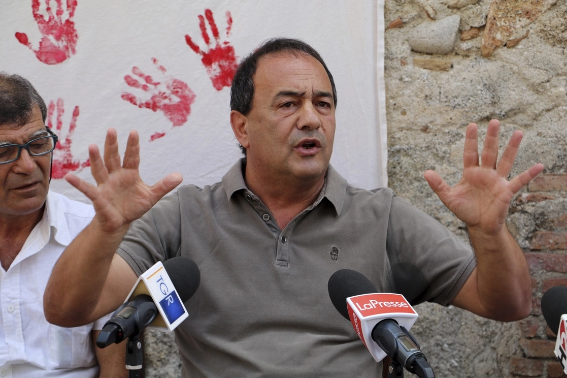 El ex alcalde de Riace, Italia, Domenico Lucano, fue sentenciado a 13 años y dos meses de cárcel por prestar ayuda a la migración no autorizada. Foto Ap  