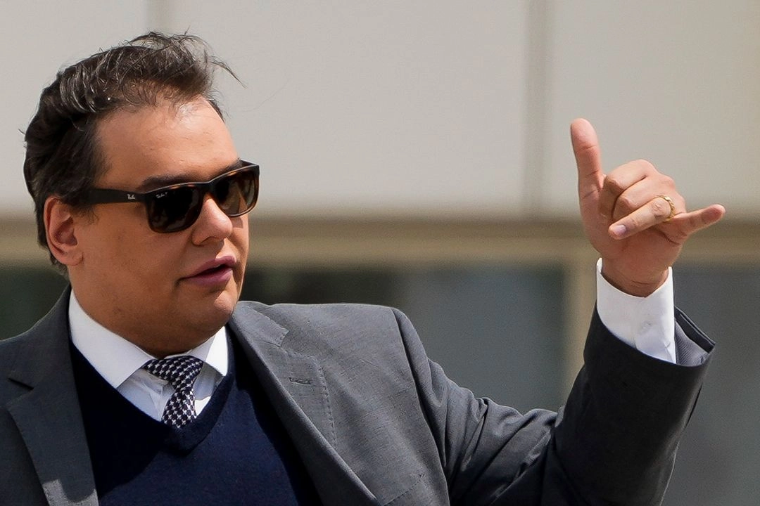 George Santos sale de la corte federal tras ser sentenciado a más de siete años de prisión por fraude y robo de identidad, en Central Islip, Nueva York, el 25 de abril de 2025.