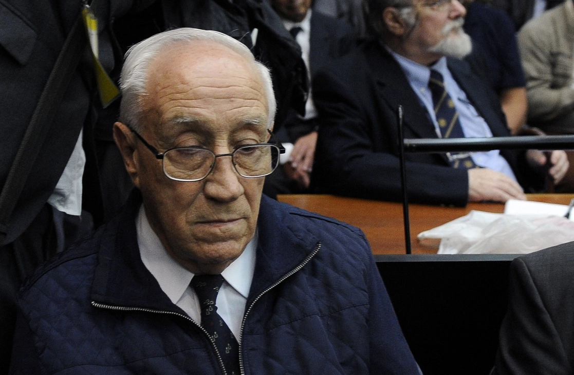 
Jorge Acosta ‘El Tigre’ fue condenado a 24 años de cárcel por violación agravada en contra de dos o más personas entre 1977 y 1978. Foto Afp