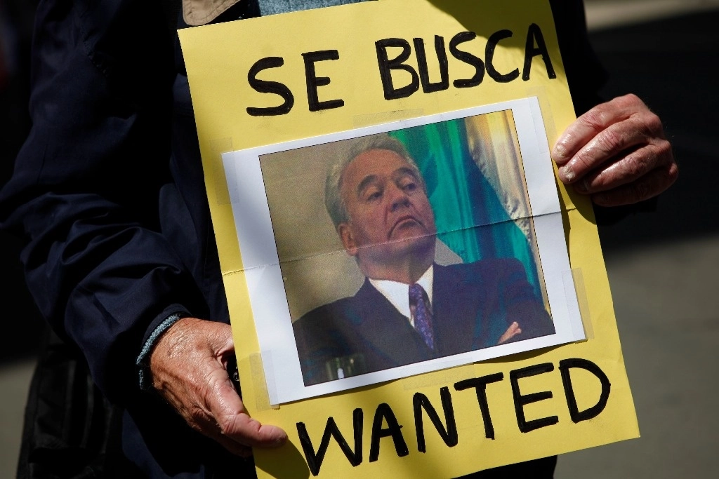 Un activista sostiene una fotografía del ex presidente de Bolivia, Gonzalo Sánchez de Lozada, durante una protesta frente a la embajada de Estados Unidos, en La Paz, Bolivia, en imagen de archivo. Foto Ap