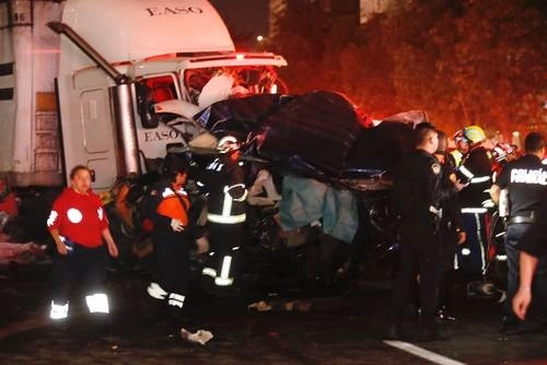 La empresa transportes Easo, para la cual trabajaba la mujer de 45 años, dijo, desapareció o ha cambiado de nombre, pero se denunciaría a sus dueños, como personas físicas, para que asuman su responsabilidad. Foto Víctor Camacho Y archivo