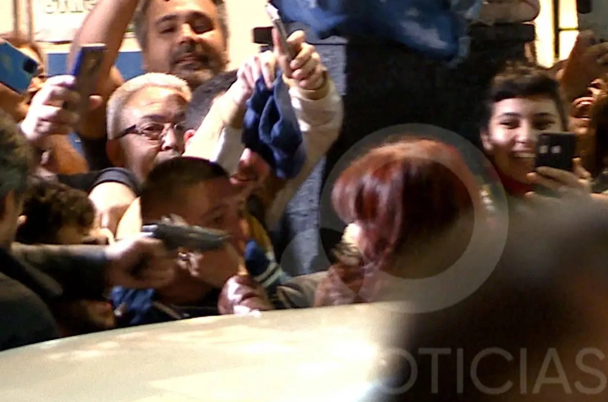 A tres años del intento de asesinato contra la ex presidenta a Cristina Fernández de Kirchner el Tribunal Oral Federal condenó este miércoles a Fernando Sabag Montiel, quien gatilló dos veces la pistola. Foto