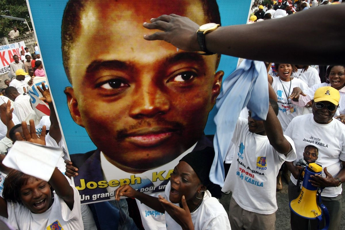 Partidarios de Joseph Kabila asisten a un mitin político celebrado el 22 de julio de 2006 en Kinshasa, República Democrática del Congo.
