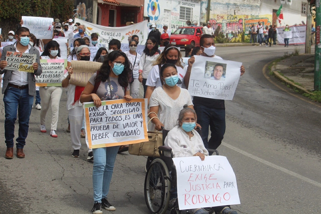 Integrantes del colectivo Isaías Cano Morales se sumaron hoy a la condena de los asesinatos de dos activistas sociales, ocurridos en Cuernavaca el 2 y el 7 de septiembre. Foto Rubicela Morelos