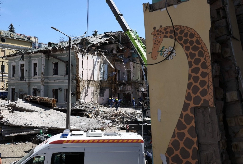Escombros del hospital infantil de Ohmatdyt, Ucrania, tras ser impactado por bombardeos rusos. Foto Afp 