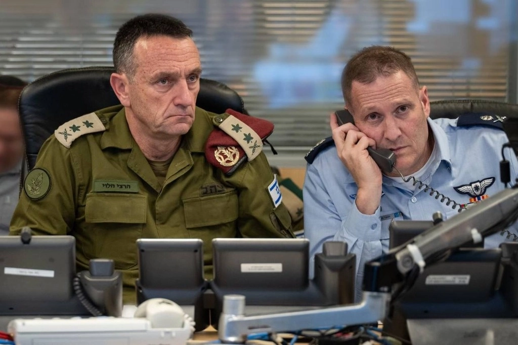 El jefe del ejército israelí, Herzi Halevi (izquierda), sentado en la sede de las Fuerzas de Defensa de Israel, en Tel Aviv, Israel. Foto Xinhua