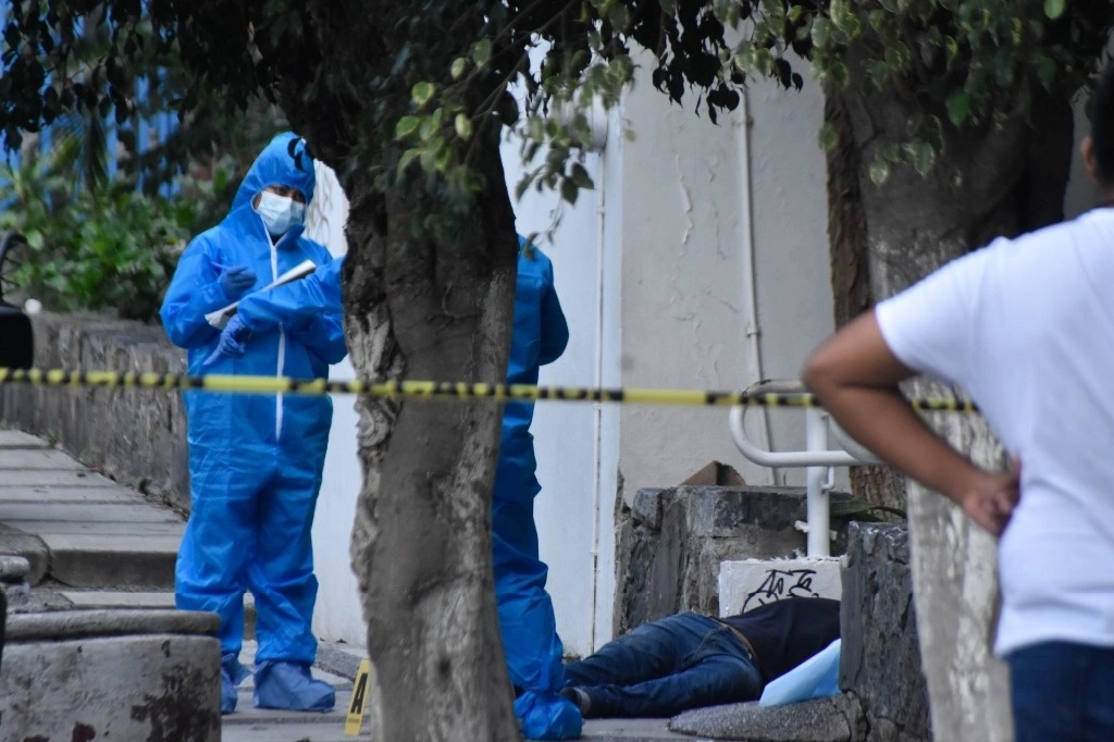 Peritos investigan en el área donde fue baleado el líder de la Upoeg. Foto Cuartoscuro