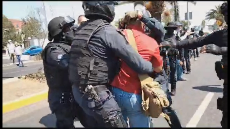 Más de 110 comunicadores de Guanajuato firmaron una carta condenando la agresión de tres periodistas a manos de policías de Irapuato. Foto ‘La Jornada’