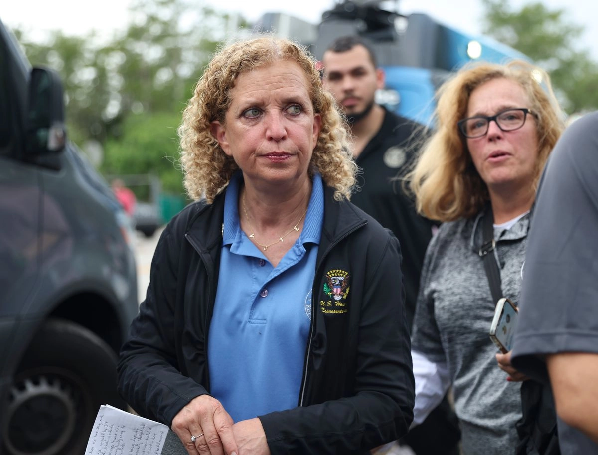Debbie Wasserman Schultz, congresista federal demócrata, en el Centro de Entrenamiento y Transición Dade-Collier, conocido como "Alligator Alcatraz", en Ochopee, Florida.