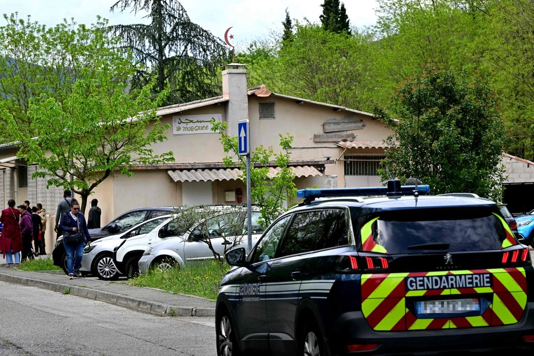 Tras el asesinato de un fiel musulmán en la mezquita de la pequeña comuna de La Grand-Combe, en el sur de Francia, su asesino, un hombre "potencialmente extremadamente peligroso" de unos veinte años, sigue prófugo el 27 de abril de 2025.