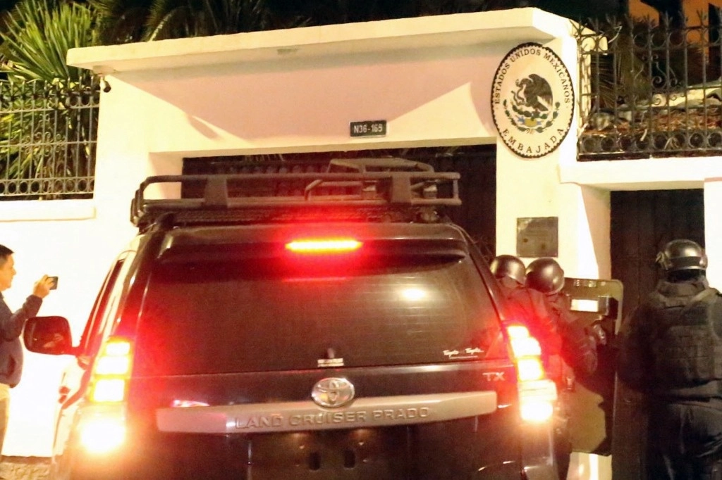Las fuerzas especiales de la policía ecuatoriana entran en la embajada de México en Quito para arrestar al ex vicepresidente de Ecuador, Jorge Glas, el 5 de abril de 2024. Foto Afp