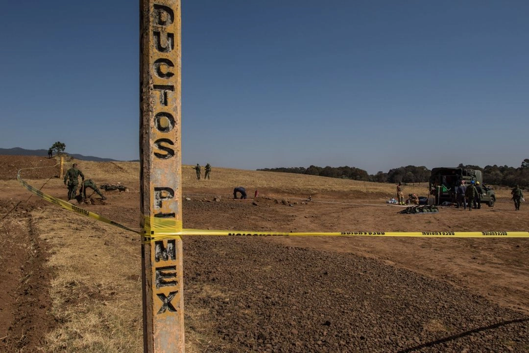 Los cinco sentenciados fueron declarados culpables de los delitos de delincuencia organizada y sustracción ilícita de hidrocarburo, ya que durante el gobierno de Enrique Peña Nieto, simularon combatir el robo de combustibles en ductos de Pemex.