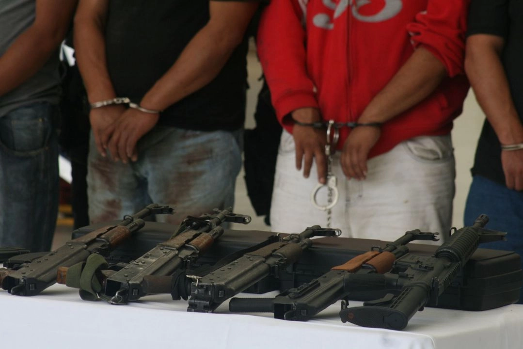 Los 13 integrantes de un grupo delictivos que fueron declarados culpables de delitos de acopio de armas de fuego y posesión de cargadores y cartuchos, con la agravante de pandillerismo habían sido detenidos en octubre de 2022 en Cintalapa de Figueroa, tramo carretero Ocozocoautla-Arriaga, Chiapas. 