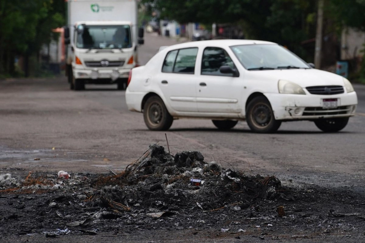 Escena en Zitácuaro, Michoacán, luego de que presuntos integrantes del 'Cártel Jalisco Nueva Generación' y  'La Familia Michoacana' protagonizaron una ola de violencia en el municipio.