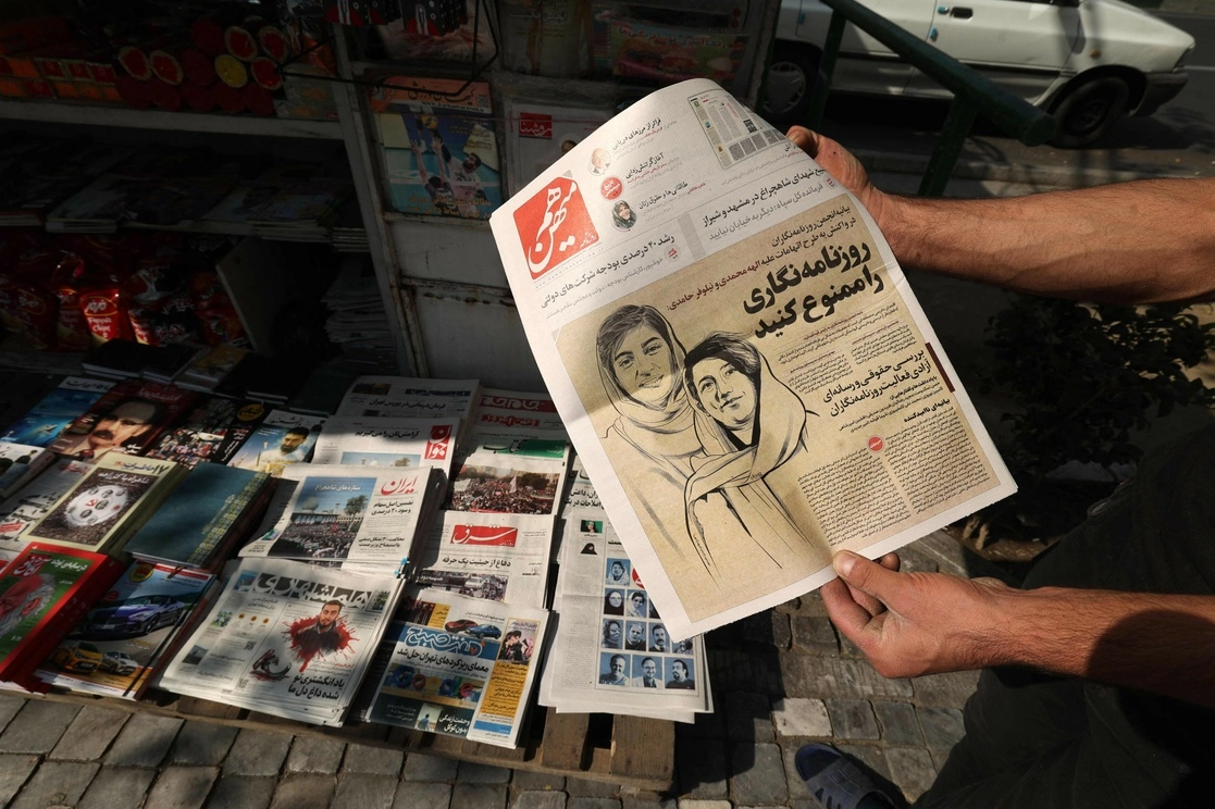 Portada del periódico Hammihan, que indica en su titular, la declaración de la asociación de periodistas de Teherán, que critica la detención por parte de las autoridades de dos periodistas, Niloufar Hamedi y Elaheh Mohammadi (dibujo en portada), quien según medios locales, ayudó a dar a conocer el caso de Masha Amini. Foto Afp