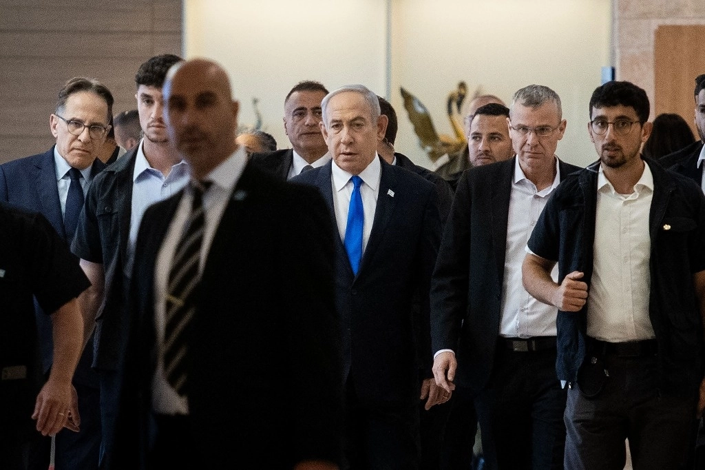 El primer ministro israelí, Benjamin Netanyahu, a su llegada al Parlamento en Jerusalén este lunes. Foto Afp 